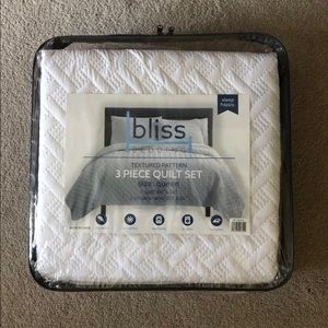 Brand New Queen 3 piece Quilt Set